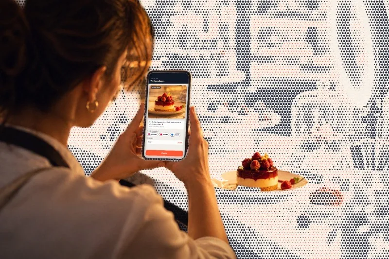 Pastane sahibinin telefonunda sipnik Sosyal paylaşım takvimi